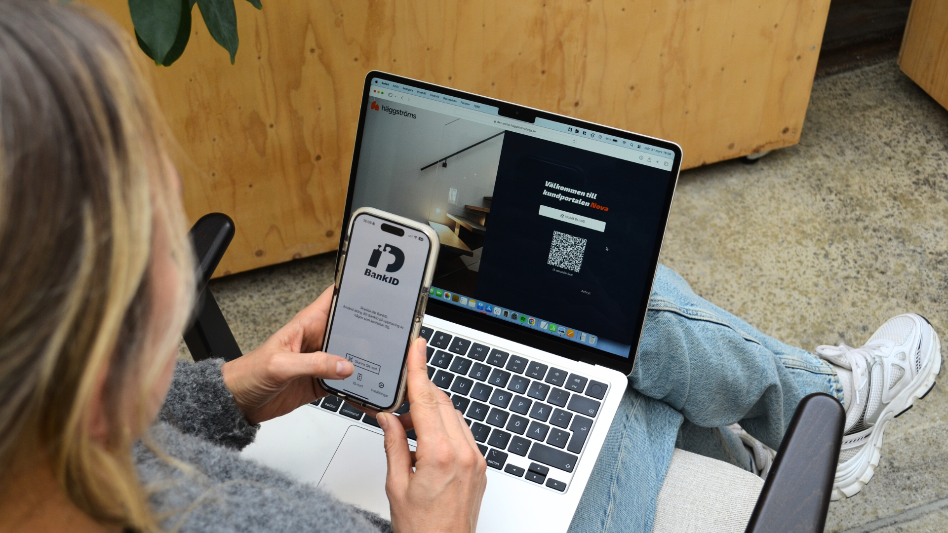 Person loggar in i Häggströms kundportal Nova med BankID på dator och mobil, en digital lösning för full kontroll i ett byggprojekt