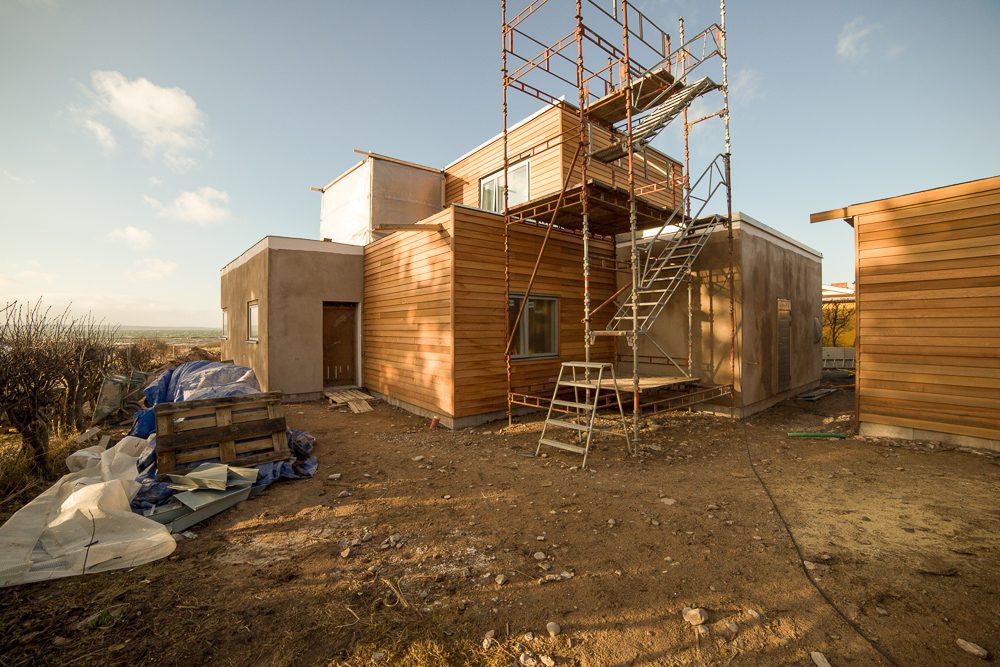 Pågående husbygge med byggställningar där rotavdrag 2025 kan användas vid renovering och ombyggnad